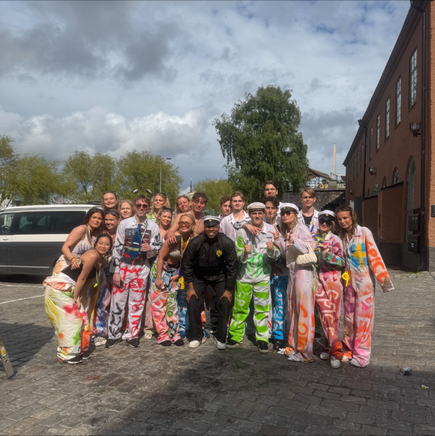 IKE med en klass i dekorerade studentoveraller